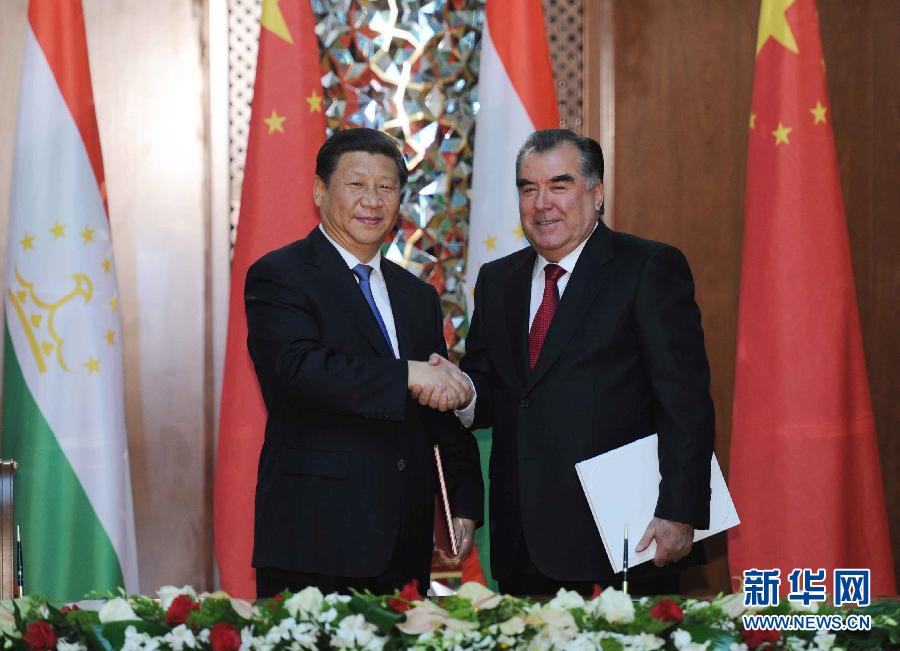 9月13日，國家主席習近平和塔吉克斯坦總統(tǒng)拉赫蒙在杜尚別共同簽署《中塔關于進一步發(fā)展和深化戰(zhàn)略伙伴關系的聯(lián)合宣言》。新華社記者謝環(huán)馳攝 