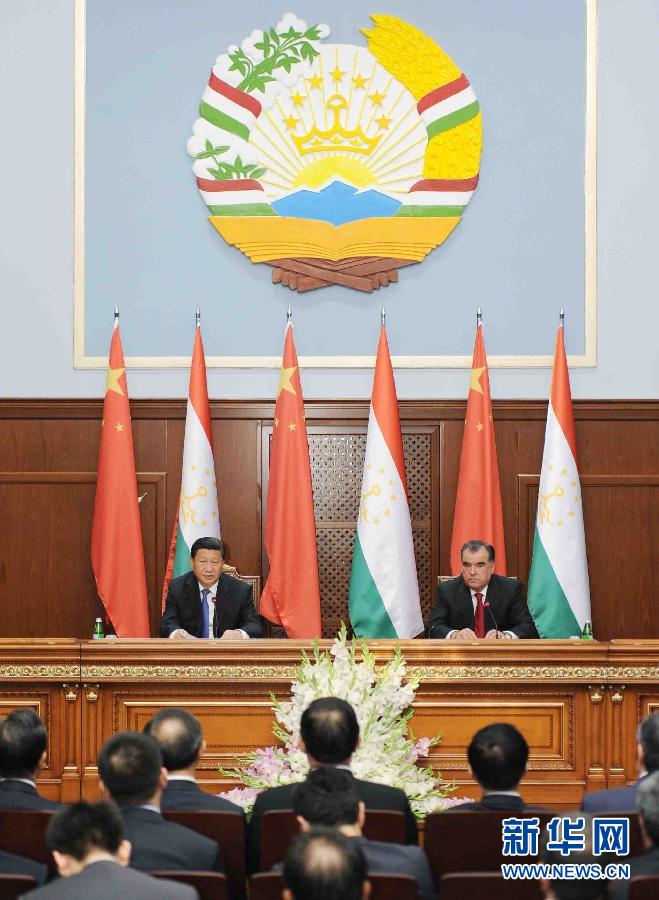 9月13日，國家主席習近平同塔吉克斯坦總統(tǒng)拉赫蒙在杜尚別共同會見記者。 新華社記者謝環(huán)馳攝