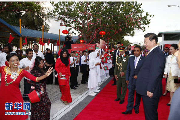 9月14日，國家主席習近平抵達馬累，開始對馬爾代夫進行國事訪問。習近平和夫人彭麗媛在機場受到馬爾代夫總統(tǒng)亞明夫婦的熱情迎接。 新華社記者 鞠鵬 攝