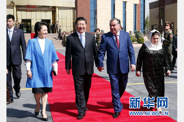 9月14日，國家主席習(xí)近平結(jié)束對塔吉克斯坦的國事訪問，乘坐專機(jī)離開杜尚別。拉赫蒙總統(tǒng)夫婦專程到機(jī)場為習(xí)近平和夫人彭麗媛送行。新華社記者 鞠鵬 攝 