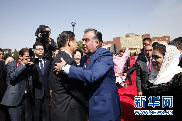 9月14日，國家主席習(xí)近平結(jié)束對塔吉克斯坦的國事訪問，乘坐專機(jī)離開杜尚別。拉赫蒙總統(tǒng)夫婦專程到機(jī)場為習(xí)近平和夫人彭麗媛送行。新華社記者 鞠鵬 攝 