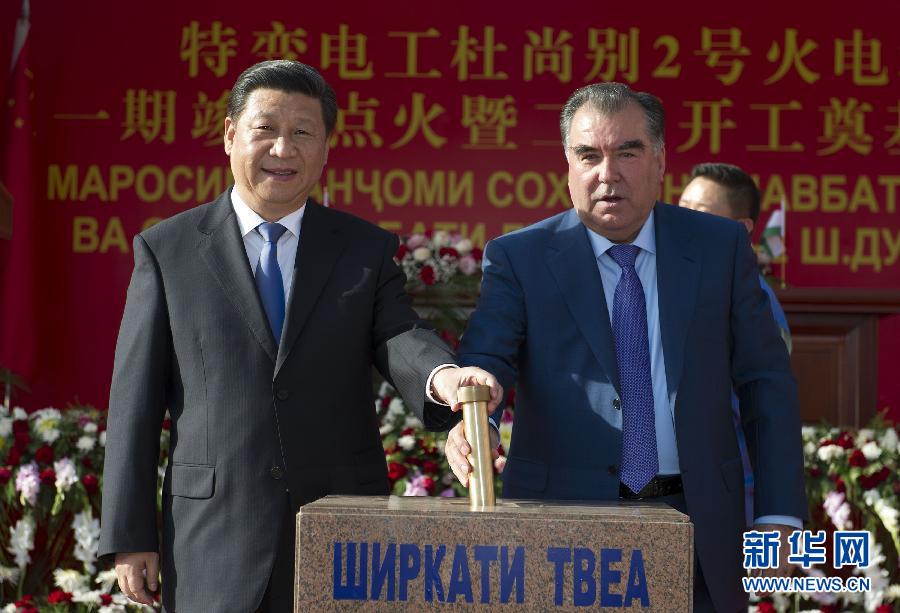 9月13日，國(guó)家主席習(xí)近平和塔吉克斯坦總統(tǒng)拉赫蒙在杜尚別共同出席中塔兩國(guó)重大合作項(xiàng)目&mdash;&mdash;杜尚別2號(hào)熱電廠一期工程竣工儀式、二期工程開(kāi)工儀式。這是習(xí)近平和拉赫蒙一同將裝有兩國(guó)元首簽名二期工程奠基紀(jì)念頁(yè)的金色金屬管放入水泥墩中。 新華社記者黃敬文攝 