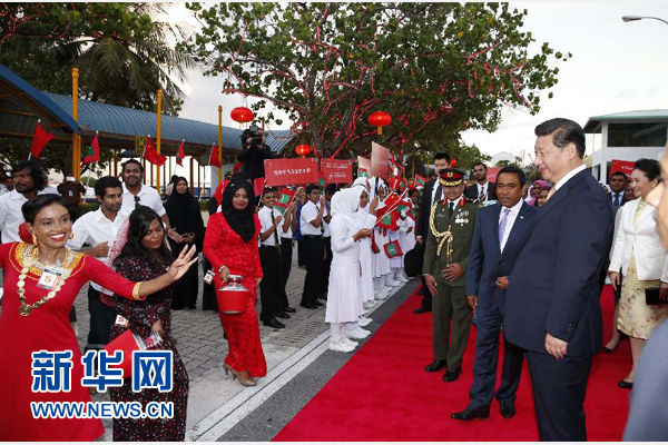  9月14日，國家主席習近平抵達馬累，開始對馬爾代夫進行國事訪問。習近平和夫人彭麗媛在機場受到馬爾代夫總統(tǒng)亞明夫婦的熱情迎接。新華社記者 鞠鵬 攝 