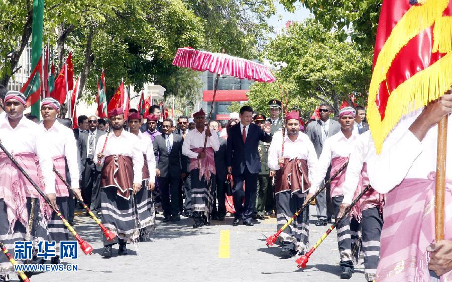 9月15日，國家主席習(xí)近平同馬爾代夫總統(tǒng)亞明在馬累舉行會(huì)談。會(huì)談前，亞明在共和國廣場為習(xí)近平舉行歡迎儀式。 新華社記者 鞠鵬 攝