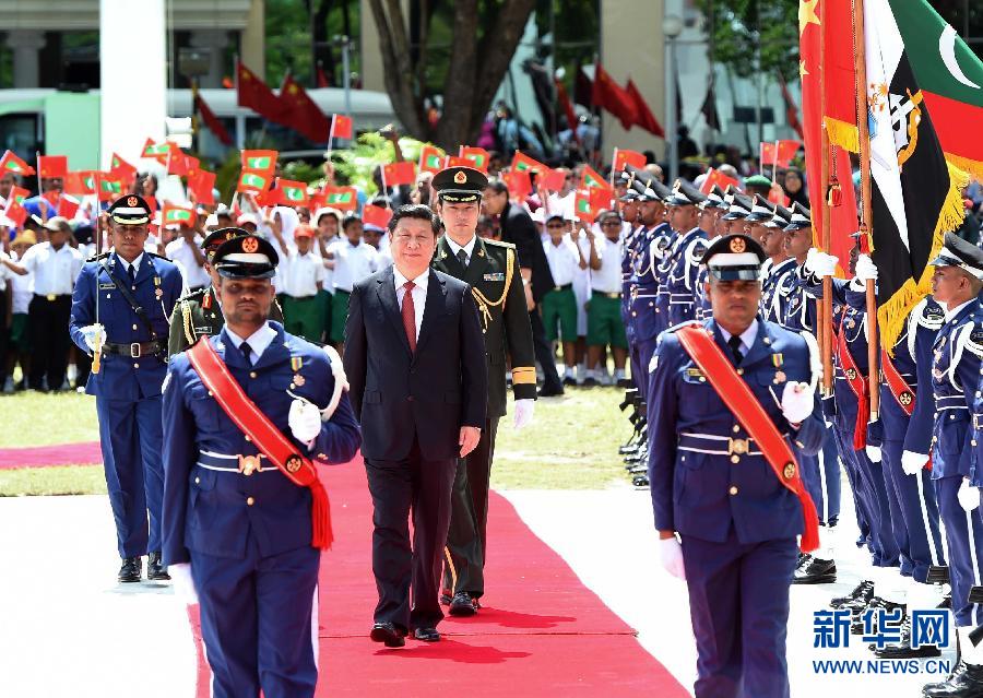 9月15日，國家主席習(xí)近平同馬爾代夫總統(tǒng)亞明在馬累舉行會(huì)談。會(huì)談前，亞明在共和國廣場為習(xí)近平舉行歡迎儀式。 新華社記者 馬占成 攝 