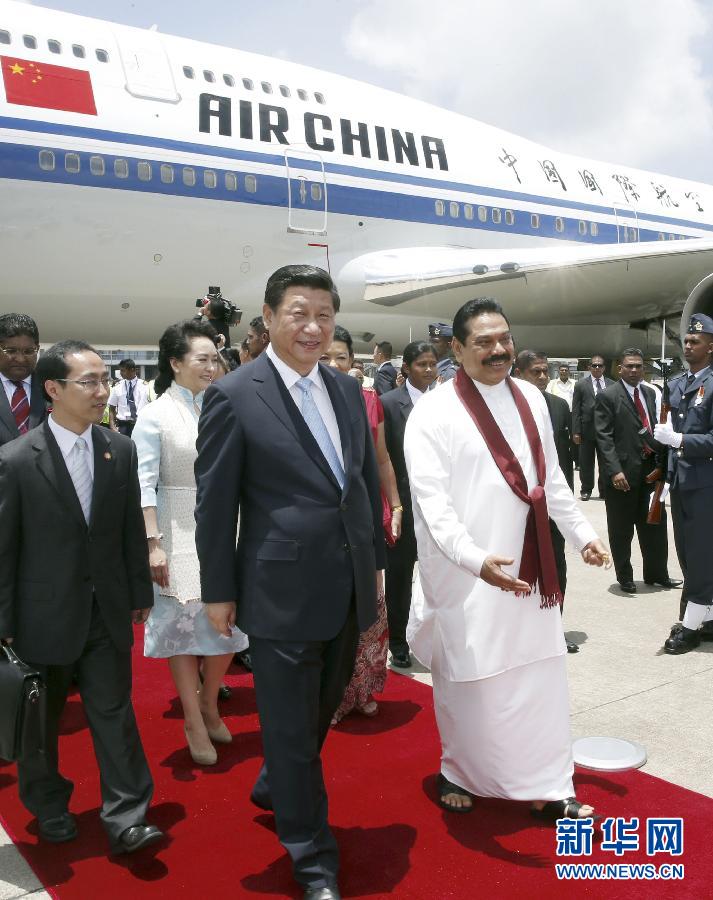 9月16日，國家主席習(xí)近平抵達科倫坡，開始對斯里蘭卡進行國事訪問。在班達拉奈克國際機場，習(xí)近平和夫人彭麗媛受到拉賈帕克薩總統(tǒng)夫婦熱情迎接。新華社記者鞠鵬攝 