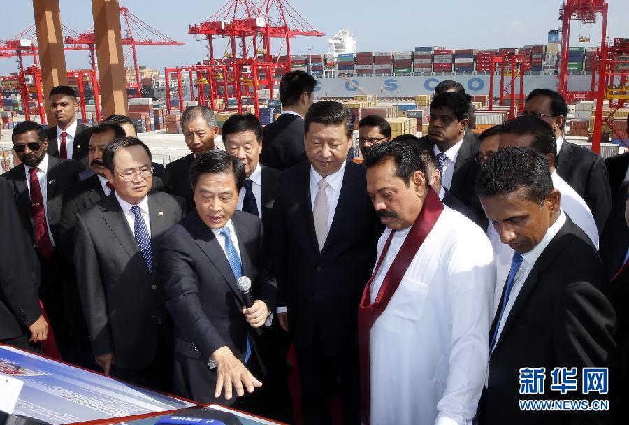 9月17日，國家主席習(xí)近平在斯里蘭卡總統(tǒng)拉賈帕克薩陪同下，考察中斯重要合作項(xiàng)目&mdash;&mdash;科倫坡港南集裝箱碼頭。 新華社記者 鞠鵬 攝