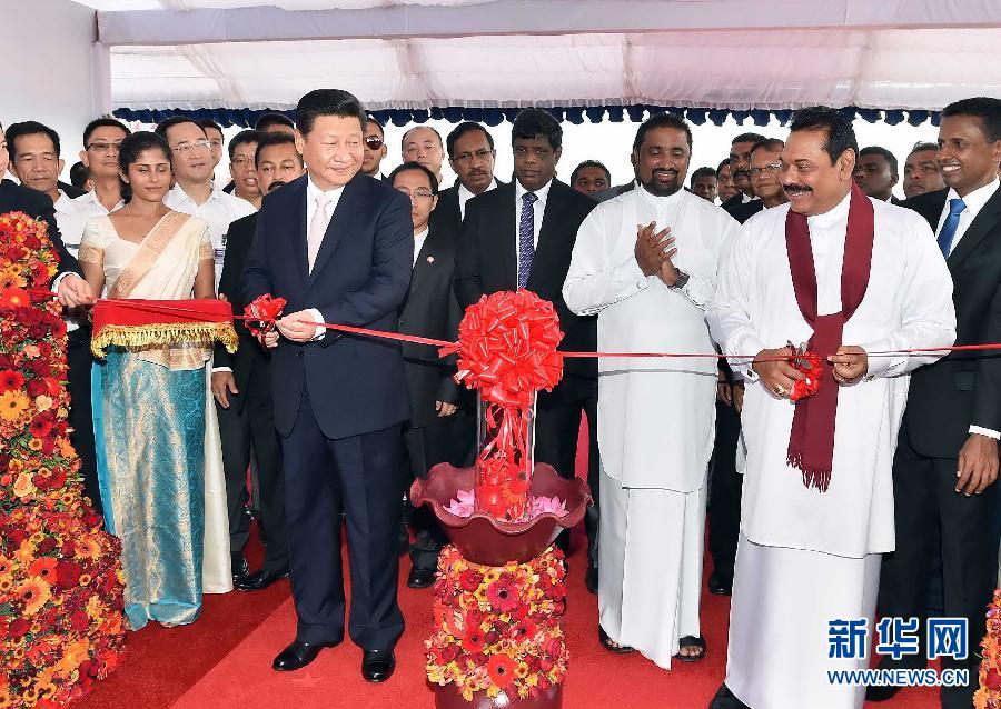 9月17日，國家主席習(xí)近平在斯里蘭卡總統(tǒng)拉賈帕克薩陪同下考察中斯港口合作項(xiàng)目。這是習(xí)近平和拉賈帕克薩為港口城開工剪彩。 新華社記者李濤 攝