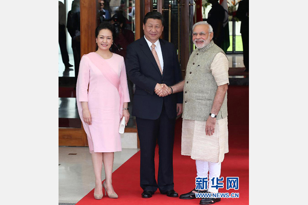 9月17日，國(guó)家主席習(xí)近平在古吉拉特邦艾哈邁達(dá)巴德會(huì)見印度總理莫迪。這是會(huì)見前，莫迪在習(xí)近平下榻的賓館前迎接習(xí)近平和夫人彭麗媛。 新華社記者 龐興雷 攝
