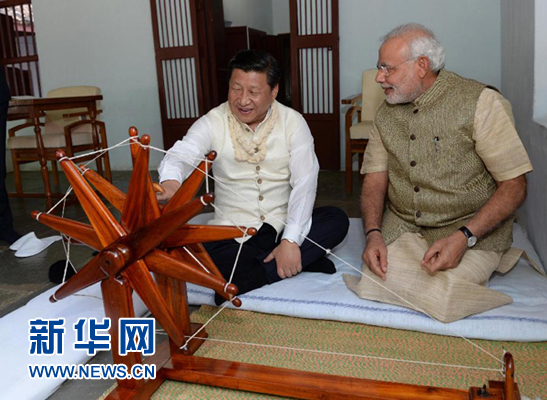 9月17日，國(guó)家主席習(xí)近平在印度古吉拉特邦進(jìn)行訪問。印度總理莫迪全程陪同。這是習(xí)近平在參觀甘地故居時(shí)，親自搖動(dòng)甘地曾經(jīng)使用過的紡車。新華社記者 馬占成 攝