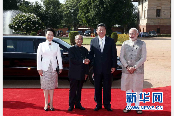 9月18日，國家主席習(xí)近平出席印度總統(tǒng)慕克吉在總統(tǒng)府舉行的隆重歡迎儀式。這是儀式前，習(xí)近平與慕克吉親切握手。 新華社記者 鞠鵬 攝