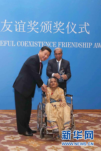 9月19日，國家主席習近平在新德里會見印度友好人士、友好團體代表，并頒發(fā)和平共處五項原則友誼獎，表彰他們長期致力于中印友好事業(yè)。新華社記者龐興雷攝 