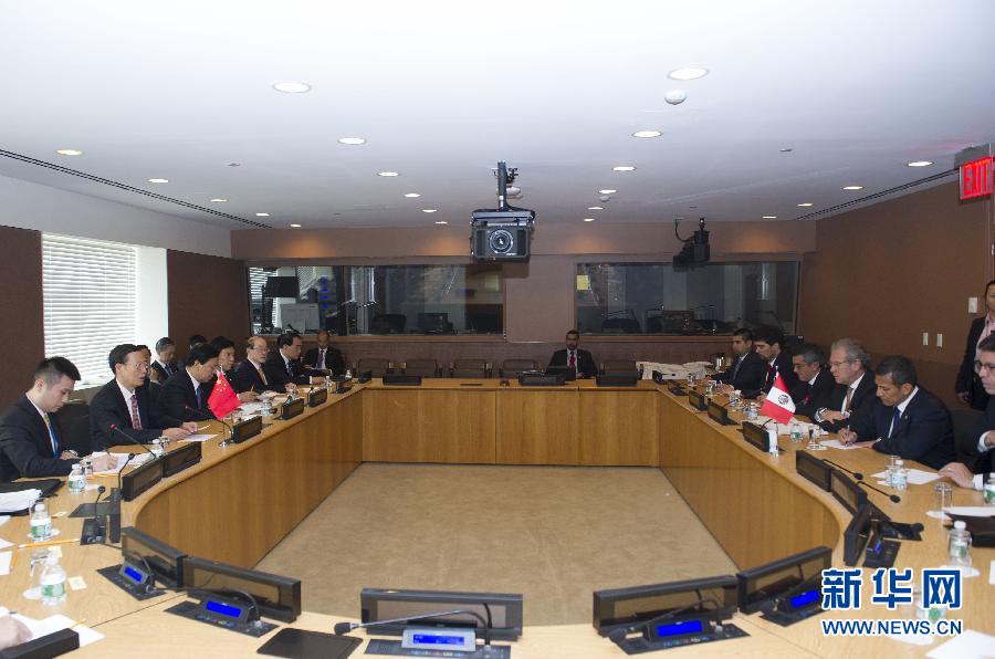 9月23日，出席聯(lián)合國氣候峰會的國家主席習(xí)近平特使、國務(wù)院副總理張高麗在紐約聯(lián)合國總部會見秘魯總統(tǒng)烏馬拉。 新華社記者 王曄 攝 