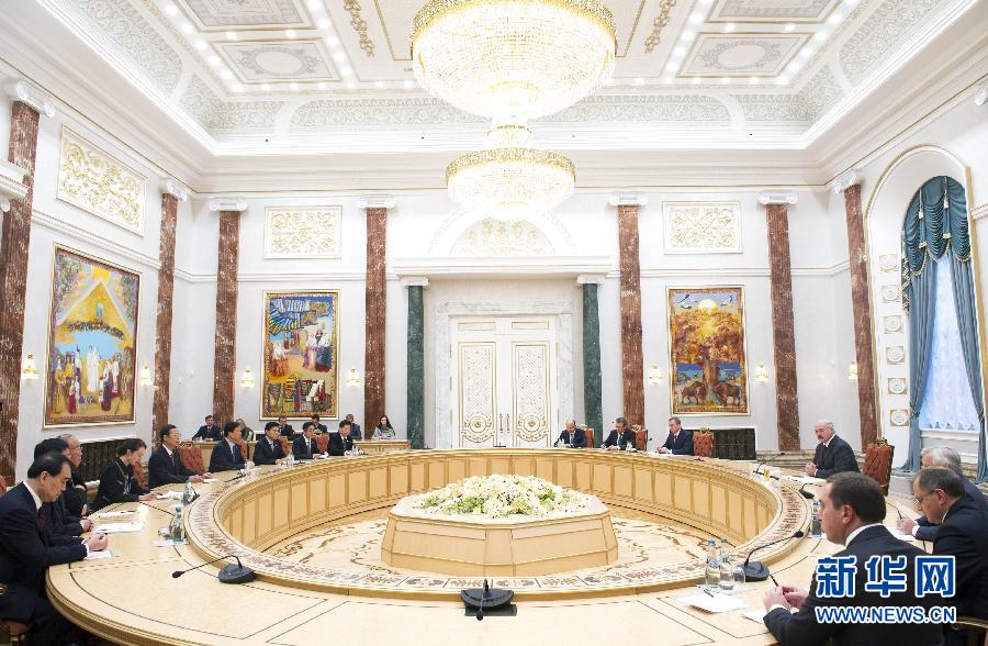 9月26日，應(yīng)邀訪問(wèn)白俄羅斯的國(guó)務(wù)院副總理張高麗在明斯克會(huì)見(jiàn)白俄羅斯總統(tǒng)盧卡申科。新華社記者王曄攝 