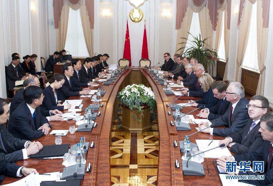  9月27日，應(yīng)邀訪問(wèn)白俄羅斯的國(guó)務(wù)院副總理張高麗在明斯克同白俄羅斯總理米亞斯尼科維奇舉行會(huì)談。 新華社記者王曄攝