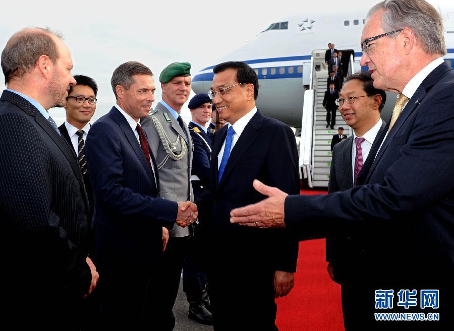 10月9日，國務(wù)院總理李克強抵達柏林開始對德國進行正式訪問。德國政府高級官員到機場迎接。 新華社記者 饒愛民 攝