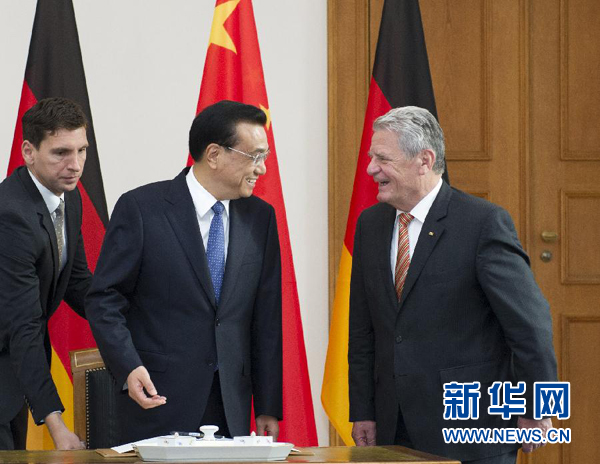 10月10日，國務(wù)院總理李克強(qiáng)在柏林會(huì)見德國總統(tǒng)高克。這是李克強(qiáng)總理與高克總統(tǒng)親切交談。 新華社記者 王曄 攝 