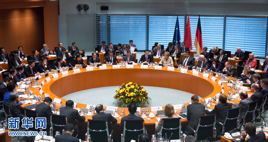 10月10日，中國(guó)國(guó)務(wù)院總理李克強(qiáng)在柏林與德國(guó)總理默克爾共同主持第三輪中德政府磋商。 新華社記者 李學(xué)仁 攝 