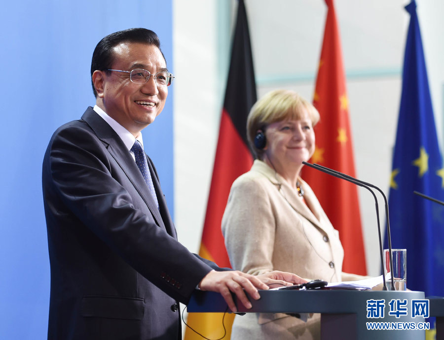 10月10日，國務(wù)院總理李克強在柏林與德國總理默克爾圓滿結(jié)束第三輪中德政府磋商后共同會見記者。 新華社記者 李學(xué)仁 攝 