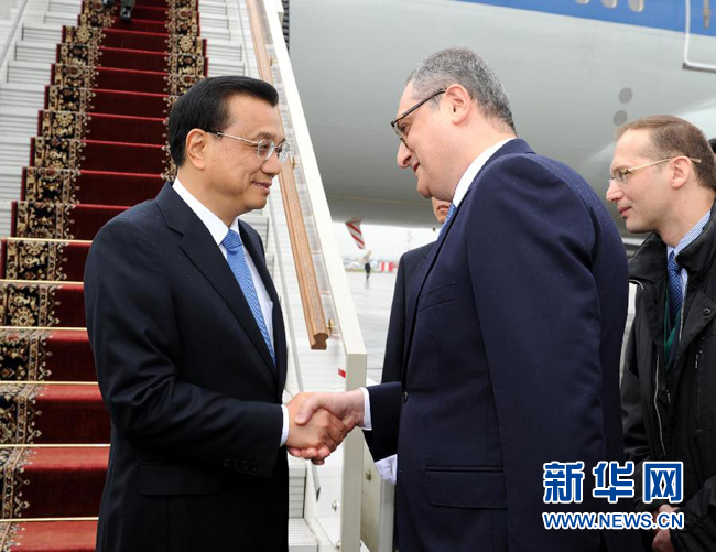 10月12日，中國國務院總理李克強乘專機抵達莫斯科，開始對俄羅斯進行正式訪問并舉行中俄總理第十九次定期會晤。俄羅斯聯(lián)邦政府高級官員到機場迎接李克強總理。新華社記者 饒愛民 攝