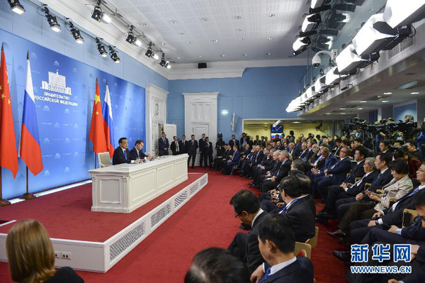 10月13日，國務(wù)院總理李克強(qiáng)在莫斯科與俄羅斯總理梅德韋杰夫圓滿結(jié)束中俄總理第十九次定期會晤后共同會見記者。 新華社記者李學(xué)仁攝