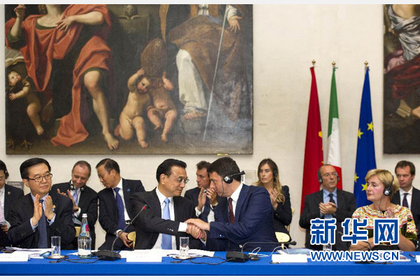 10月14日，中國國務(wù)院總理李克強(qiáng)在羅馬巴爾貝里尼宮與意大利總理倫齊共同會見中意企業(yè)家委員會委員及企業(yè)家代表并致辭。 新華社記者謝環(huán)馳 攝 