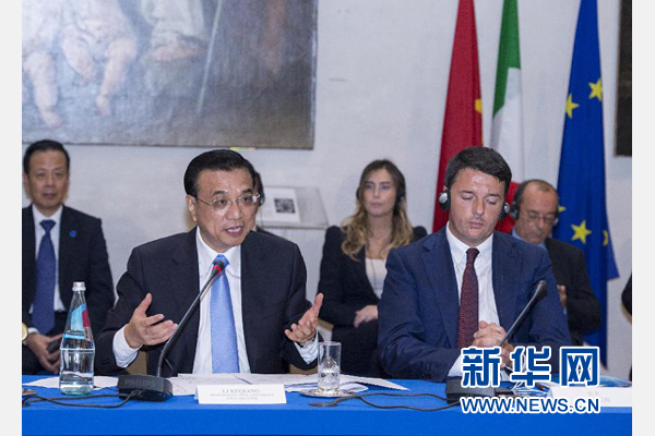 10月14日，中國國務(wù)院總理李克強(qiáng)在羅馬巴爾貝里尼宮與意大利總理倫齊共同會見中意企業(yè)家委員會委員及企業(yè)家代表并致辭。 新華社記者 王曄攝 