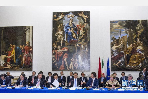 10月14日，中國國務(wù)院總理李克強(qiáng)在羅馬巴爾貝里尼宮與意大利總理倫齊共同會見中意企業(yè)家委員會委員及企業(yè)家代表并致辭。 新華社記者 王曄攝 