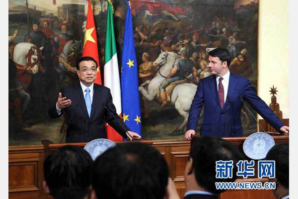 10月14日，中國國務院總理李克強與意大利總理倫齊在羅馬舉行會談后共同會見記者。 新華社記者 饒愛民 攝 