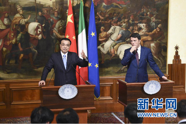 10月14日，國務院總理李克強在羅馬與意大利總理倫齊舉行會談后共同會見記者。 新華社記者 李學仁 攝