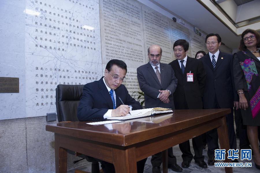 10月15日，中國(guó)國(guó)務(wù)院總理李克強(qiáng)在羅馬會(huì)見聯(lián)合國(guó)糧農(nóng)組織總干事格拉齊亞諾。這是李克強(qiáng)抵達(dá)后在貴賓簿上簽字。 新華社記者 王曄 攝