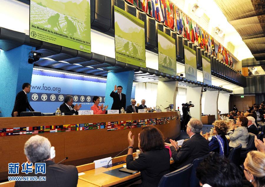 10月15日，中國(guó)國(guó)務(wù)院總理李克強(qiáng)在格拉齊亞諾總干事的陪同下在位于羅馬的聯(lián)合國(guó)糧農(nóng)組織總部發(fā)表演講。 新華社記者 饒愛民 攝 