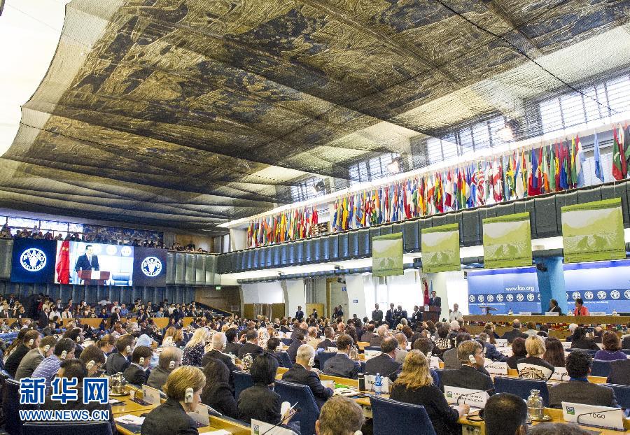 10月15日，中國(guó)國(guó)務(wù)院總理李克強(qiáng)在格拉齊亞諾總干事的陪同下在位于羅馬的聯(lián)合國(guó)糧農(nóng)組織總部發(fā)表演講。 新華社記者 王曄 攝 