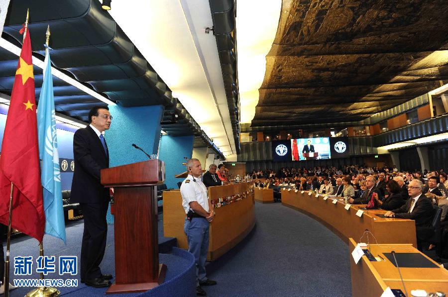 10月15日，中國(guó)國(guó)務(wù)院總理李克強(qiáng)在格拉齊亞諾總干事的陪同下在位于羅馬的聯(lián)合國(guó)糧農(nóng)組織總部發(fā)表演講。 新華社記者 饒愛民 攝 