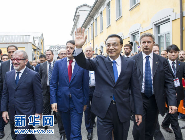 10月16日，中國(guó)國(guó)務(wù)院總理李克強(qiáng)在米蘭與意大利總理倫齊共同出席第五屆中意創(chuàng)新合作周大會(huì)并致辭。這是李克強(qiáng)抵達(dá)位于米蘭理工大學(xué)的會(huì)場(chǎng)。新華社記者王曄攝
