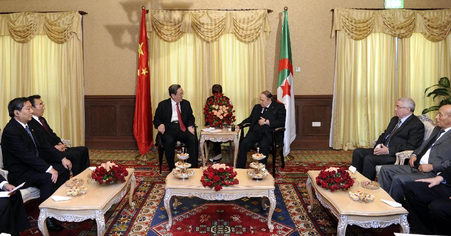 11月2日，正在阿爾及利亞進(jìn)行正式友好訪問(wèn)的全國(guó)政協(xié)主席俞正聲在阿爾及爾會(huì)見(jiàn)阿總統(tǒng)布特弗利卡。 新華社記者 張鐸 攝