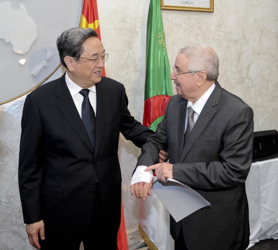 11月1日，正在阿爾及利亞進(jìn)行正式友好訪問(wèn)的全國(guó)政協(xié)主席俞正聲在阿爾及爾與阿民族院議長(zhǎng)本&middot;薩拉赫舉行會(huì)談。這是俞正聲親切詢問(wèn)本&middot;薩拉赫的手傷情況。新華社記者 張鐸 攝 