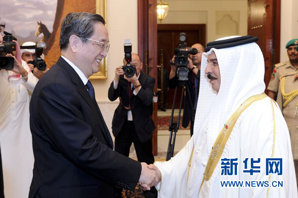 11月6日，正在巴林進(jìn)行正式友好訪問的全國政協(xié)主席俞正聲在麥納麥會(huì)見巴林國王哈馬德。 新華社記者 張鐸 攝
