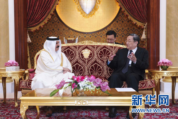 11月6日，正在巴林進(jìn)行正式友好訪問的全國政協(xié)主席俞正聲在麥納麥會(huì)見巴林國王哈馬德。 新華社記者 張鐸 攝
