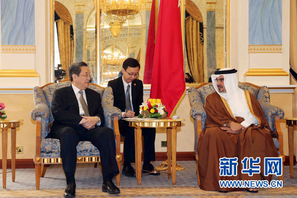 11月6日，正在巴林進(jìn)行正式友好訪問的全國政協(xié)主席俞正聲在麥納麥會(huì)見巴林王儲(chǔ)薩勒曼。 新華社記者劉衛(wèi)兵攝