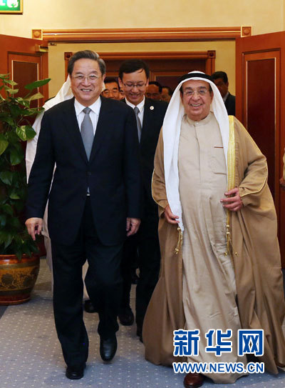 11月6日，正在巴林進(jìn)行正式友好訪問的全國政協(xié)主席俞正聲在麥納麥會(huì)見巴林副首相穆罕默德。 新華社記者劉衛(wèi)兵攝