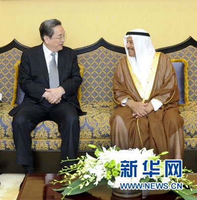 11月6日，正在巴林進(jìn)行正式友好訪問的全國政協(xié)主席俞正聲在麥納麥與巴林協(xié)商會(huì)議主席阿里舉行會(huì)談。 新華社記者 張鐸 攝