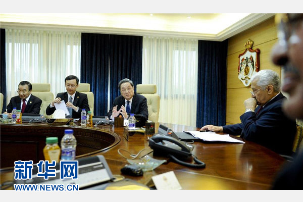 11月9日，正在約旦進行正式友好訪問的全國政協(xié)主席俞正聲在安曼會見約旦首相恩蘇爾。 新華社記者 張鐸 攝 