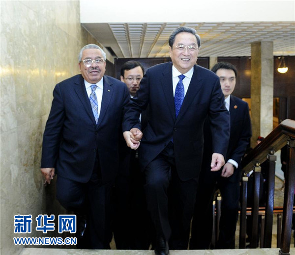 11月9日，正在約旦進行正式友好訪問的全國政協(xié)主席俞正聲在安曼與約旦參議長拉瓦比德進行會談。這是會談前，俞正聲與拉瓦比德攜手步入會場。新華社記者 張鐸 攝 