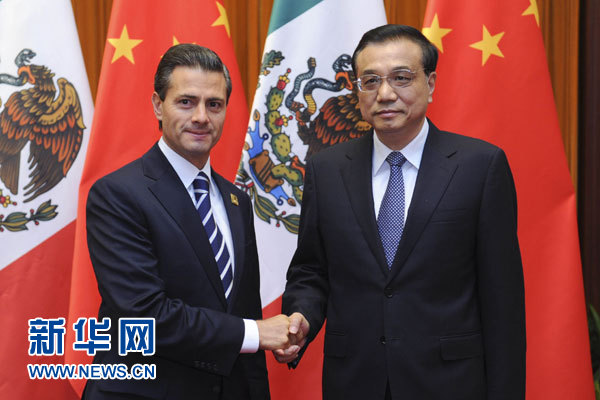 11月11日，國(guó)務(wù)院總理李克強(qiáng)在北京人民大會(huì)堂會(huì)見來華進(jìn)行國(guó)事訪問并出席亞太經(jīng)合組織第二十二次領(lǐng)導(dǎo)人非正式會(huì)議的墨西哥總統(tǒng)培尼亞。新華社記者張鐸攝