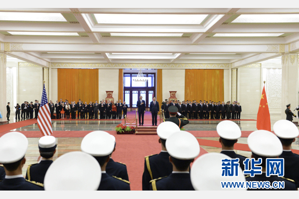 11月12日，國(guó)家主席習(xí)近平在北京人民大會(huì)堂舉行歡迎儀式，歡迎美國(guó)總統(tǒng)奧巴馬對(duì)中國(guó)進(jìn)行國(guó)事訪問。 新華社記者 馬占成 攝