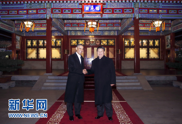 11月11日晚，國(guó)家主席習(xí)近平在中南海同美國(guó)總統(tǒng)奧巴馬舉行會(huì)晤。這是兩國(guó)元首在瀛臺(tái)涵元殿前握手。 新華社記者鞠鵬攝