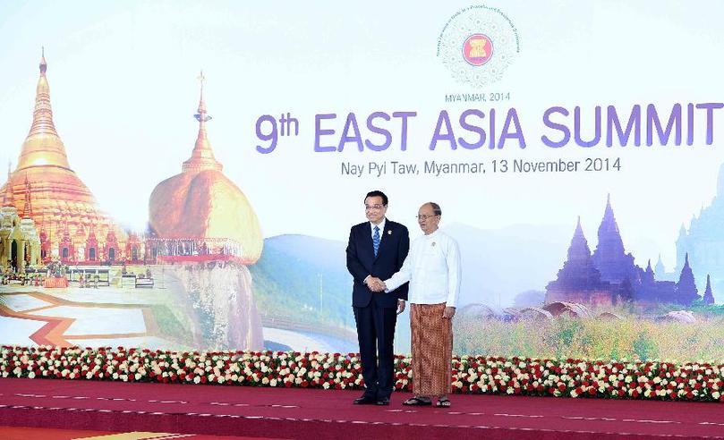 11月13日，中國(guó)國(guó)務(wù)院總理李克強(qiáng)在內(nèi)比都出席第九屆東亞峰會(huì)并發(fā)言。這是峰會(huì)開始前，東盟輪值主席國(guó)緬甸聯(lián)邦共和國(guó)總統(tǒng)吳登盛迎接李克強(qiáng)總理。新華社記者 李濤 攝 