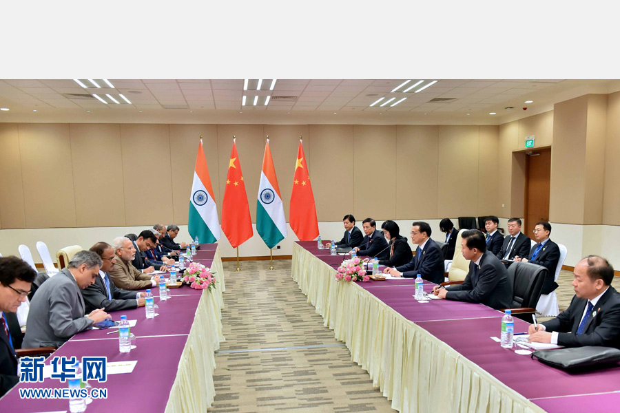 11月13日，中國(guó)國(guó)務(wù)院總理李克強(qiáng)在緬甸內(nèi)比都會(huì)見印度總理莫迪。 新華社記者 李濤 攝