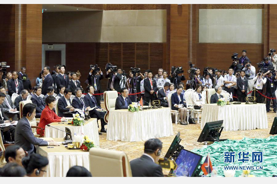 11月13日，中國(guó)國(guó)務(wù)院總理李克強(qiáng)在緬甸首都內(nèi)比都出席第17次東盟與中日韓（10+3）領(lǐng)導(dǎo)人會(huì)議。這是李克強(qiáng)在會(huì)議上講話。 新華社記者 鞠鵬 攝
